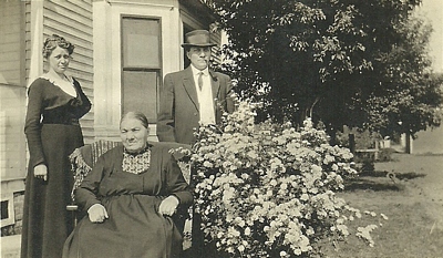 Maria Gertrude Esser Effertz with daughter Lucy and son Fred